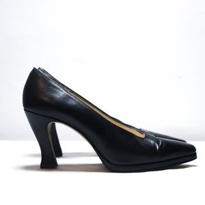 Vintage Black leather pump
